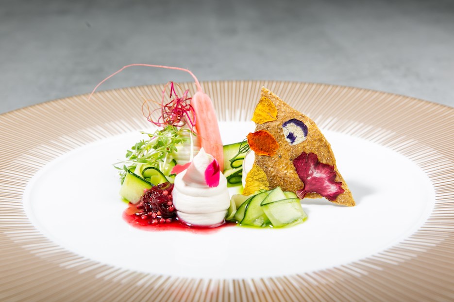 Crema acida di anacardi, verdure estive marinate e fermentate, cracker crudista di sesamo e chia Chef Cicioni