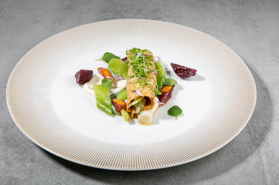 Quasi uno strudel di tempeh con vegetali estivi cotti al vapore e maionese di riso e tè verde chef Salvini