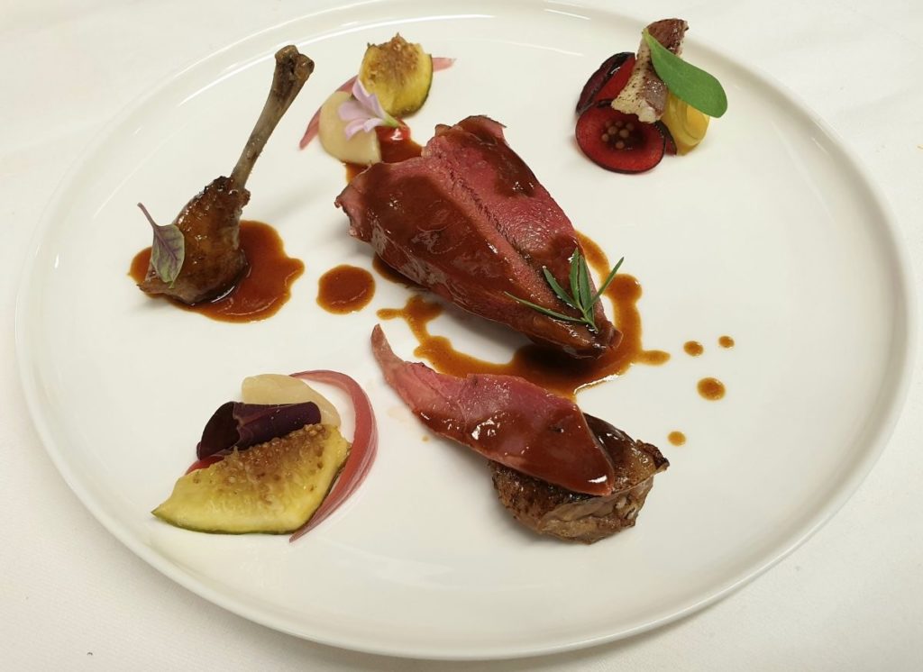 Piccione arrosto, prugne, Tropea e fichi