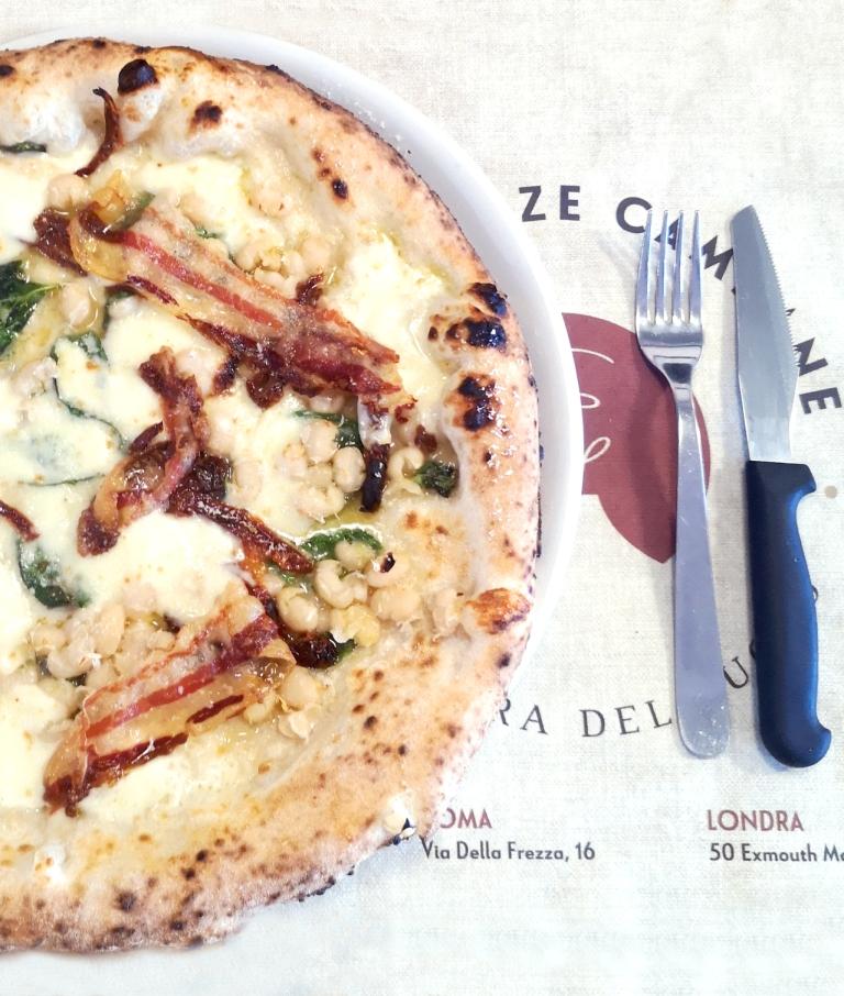 Pizza con fagioli, pomodori secchi, pancetta e provola affumicata