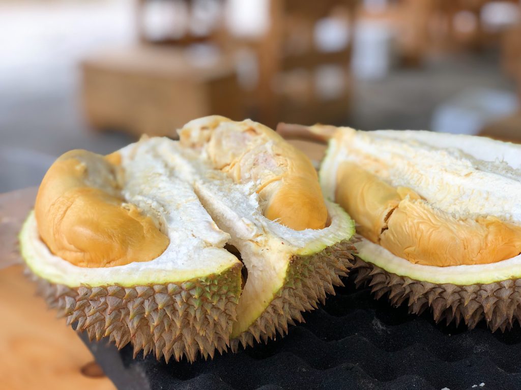 il frutto del durian aperto a metà