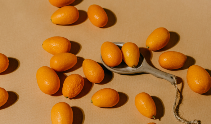 umquat freschi su sfondo chiaro, pronti per essere gustati.